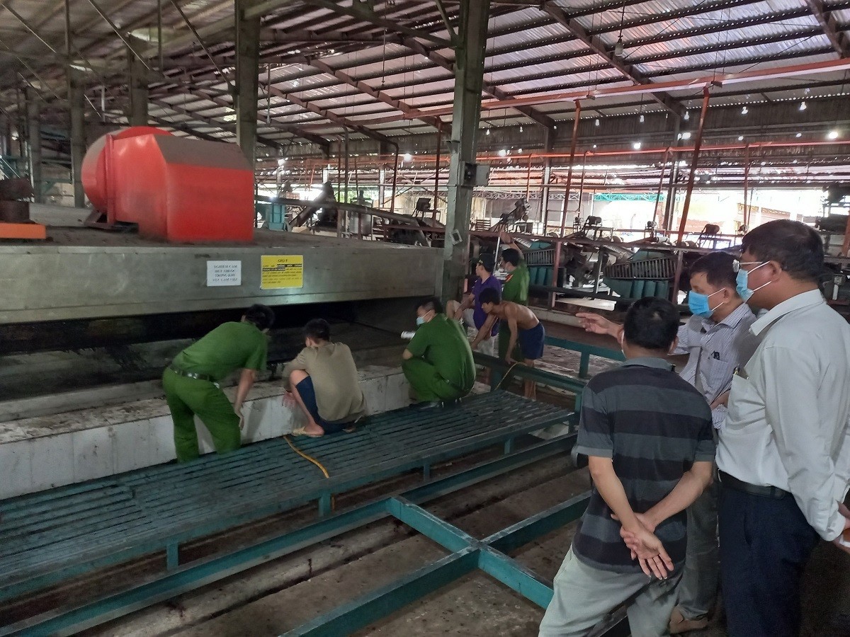 Cơ quan chức năng điều tra tại hiện trường xảy ra tai nạn làm em Nguyễn Thành Luân tử vong.