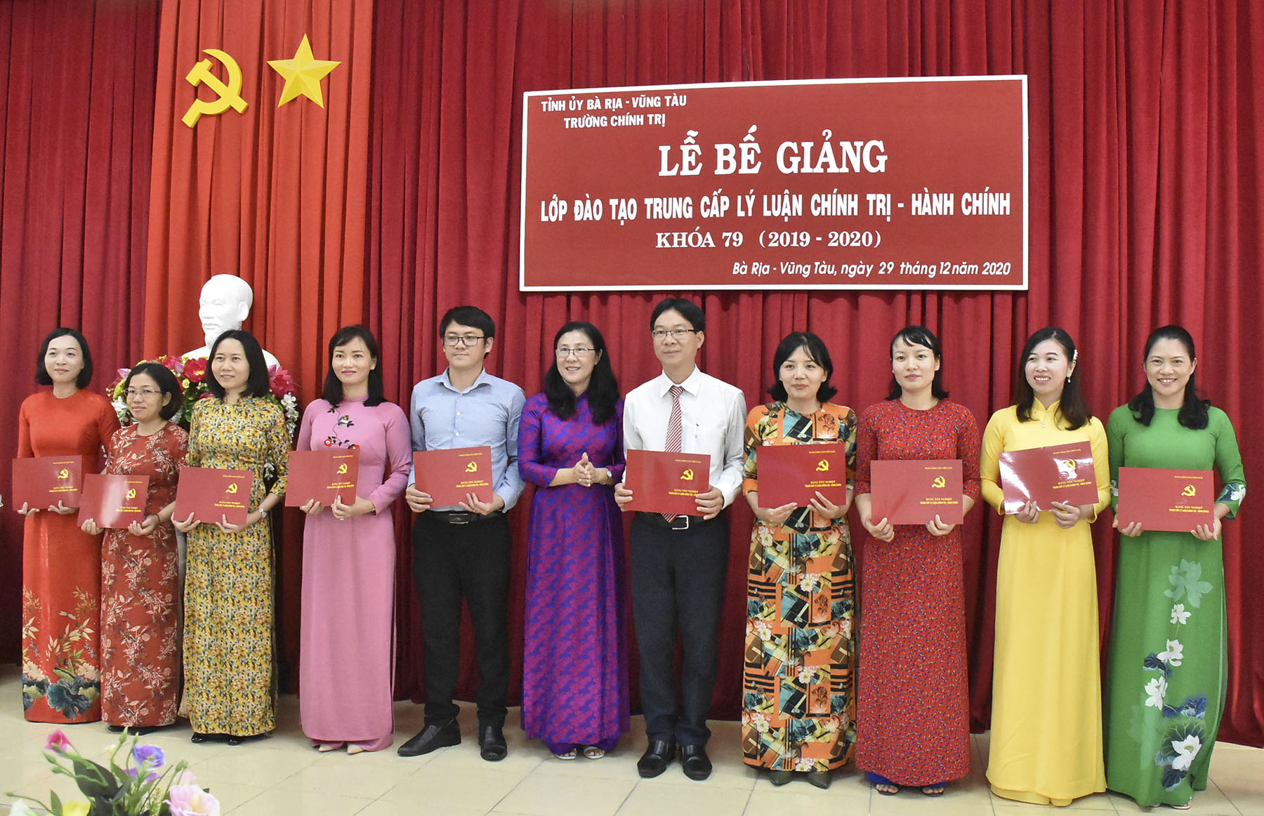 Thạc sĩ Ngô Thị Liên, Hiệu trưởng Trường Chính trị tỉnh trao bằng tốt nghiệp cho học viên.