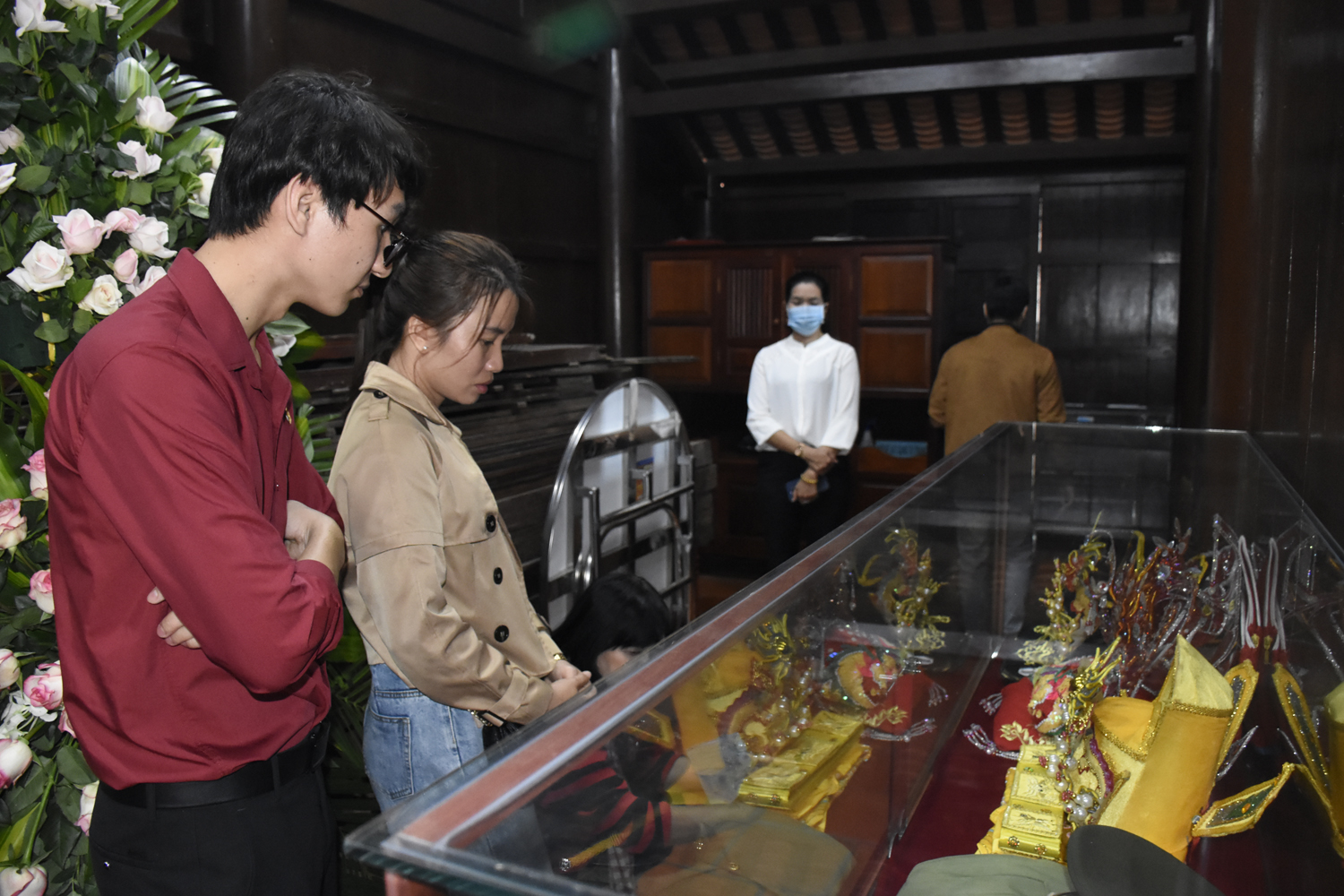 Sau các đợt kích cầu, những điểm du lịch trên địa bàn đã thu hút đông  du khách đến tham quan, du lịch. Trong ảnh: Du khách tham quan  Nhà tưởng niệm AHLLVT Võ Thị Sáu.