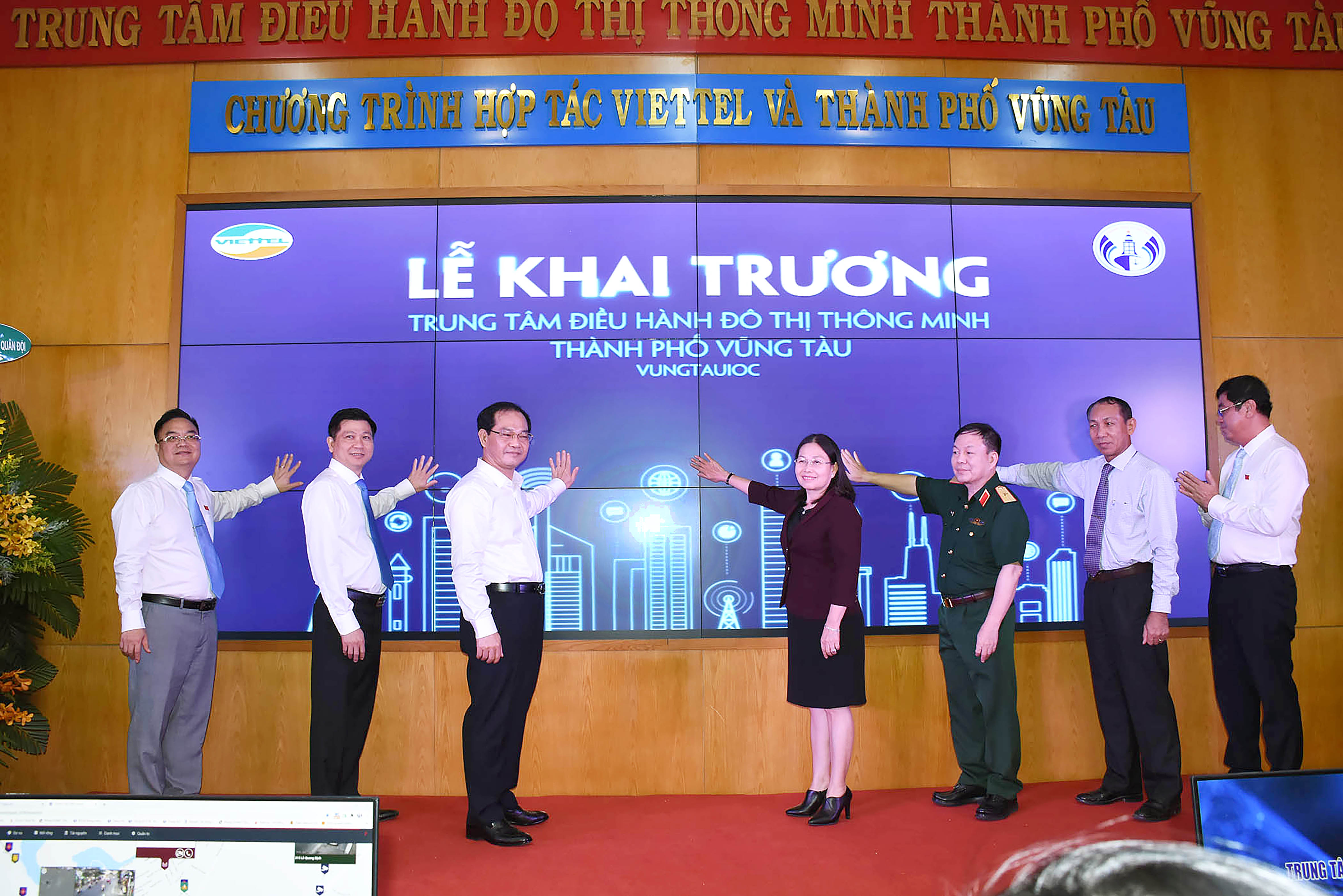 Lãnh đạo tỉnh, lãnh đạo TP. Vũng Tàu và Tập đoàn Viettel nhấn nút khai trương IOC Vũng Tàu.