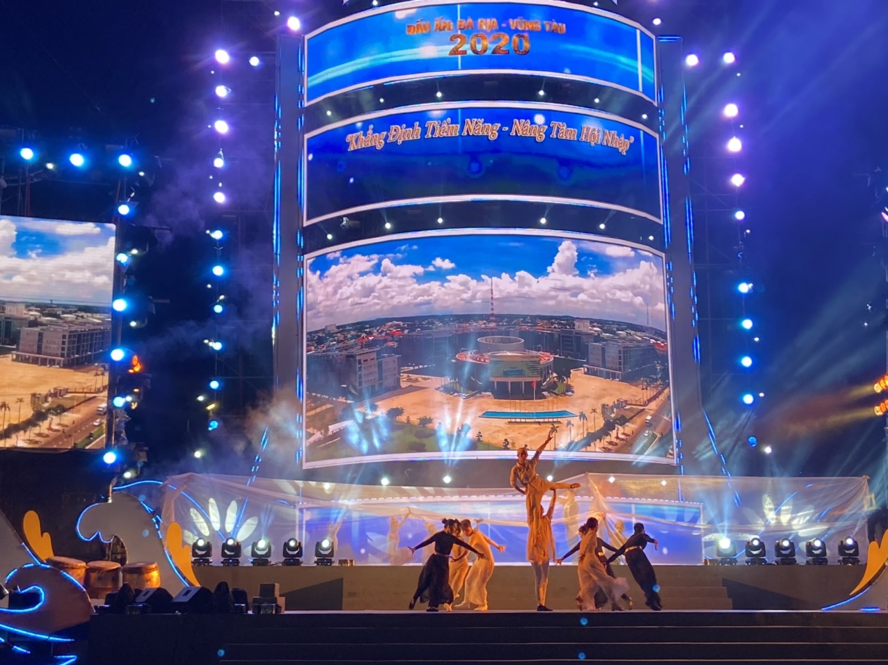 Tổng dợt chương trình “Dấu ấn 2020 và countdown chào năm mới 2021” tối 30/12.
