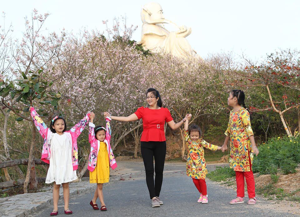 Rừng anh đào bung nở trong khuôn viên Hồ Mây Park.
