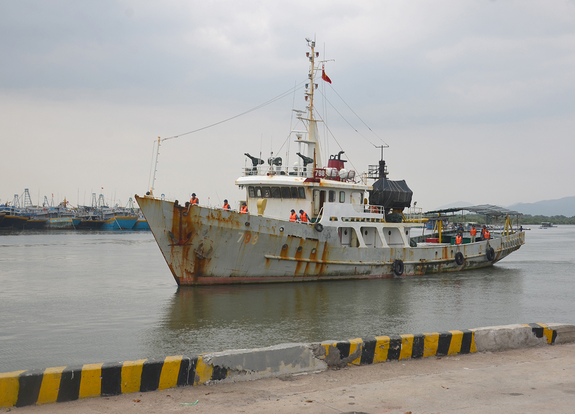 Tàu 798 đưa 14 ngư dân cập Cảng Hải đoàn 129.