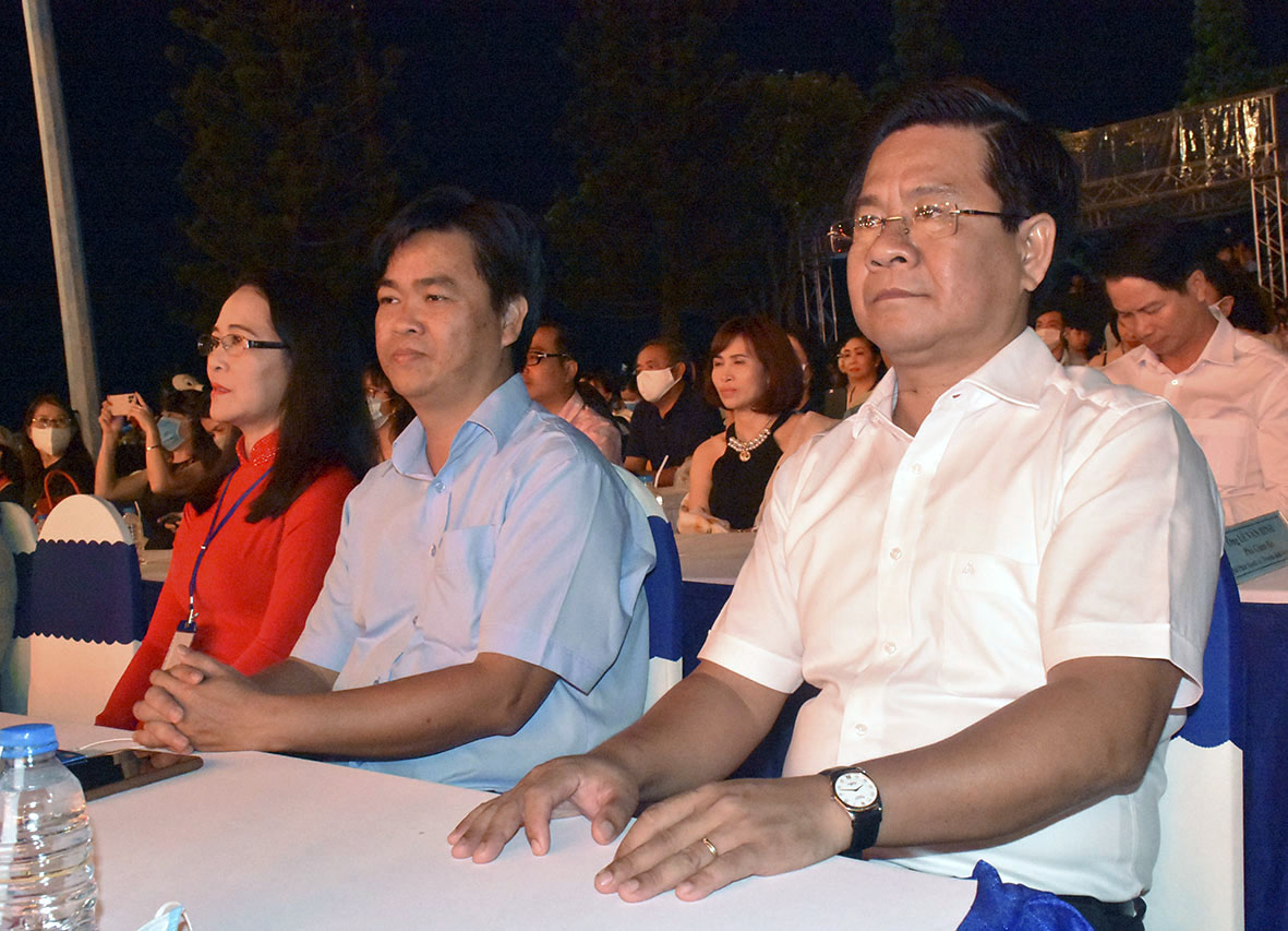 Ông Bùi Chí Thành (bìa phải), Ủy viên dự khuyết Trung ương Đảng, Chủ tịch UBMTTQ Việt Nam tỉnh; ông Lê Văn Minh (thứ 2 từ phải qua), Phó Trưởng Ban Tuyên giáo Tỉnh ủy; bà Trần Ngọc Thân, Giám đốc Đài PT-TH tỉnh dự chương trình nghệ thuật.