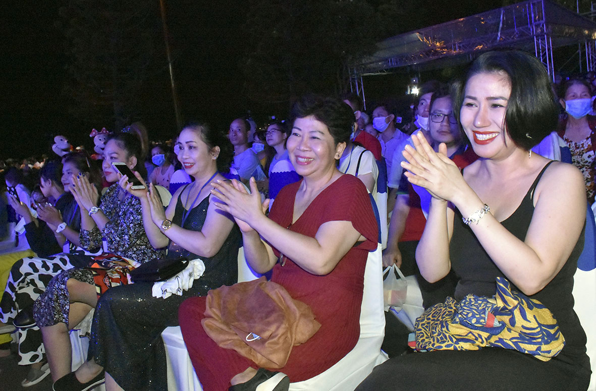 Người dân đã được hòa mình trong bữa tiệc âm nhạc tại chương trình nghệ thuật.