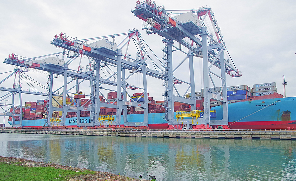Tàu ARNOLD MAERSK cập cảng CMIT vào lúc 9 giờ ngày 1/1 