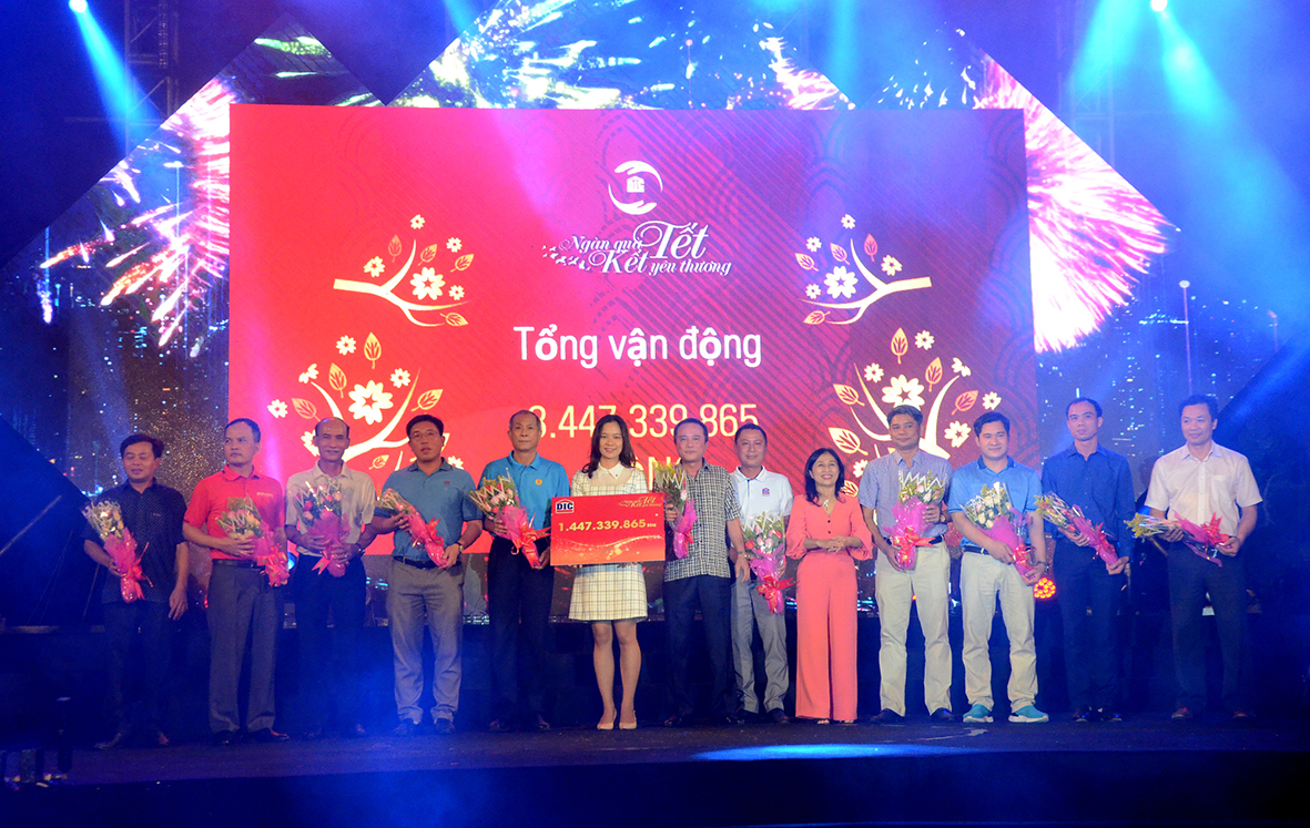 Đại diện Công đoàn DIC Corp nhận biểu trưng số tiền vận động cho chương trình “Ngàn quà Tết gắn kết yêu thương”.