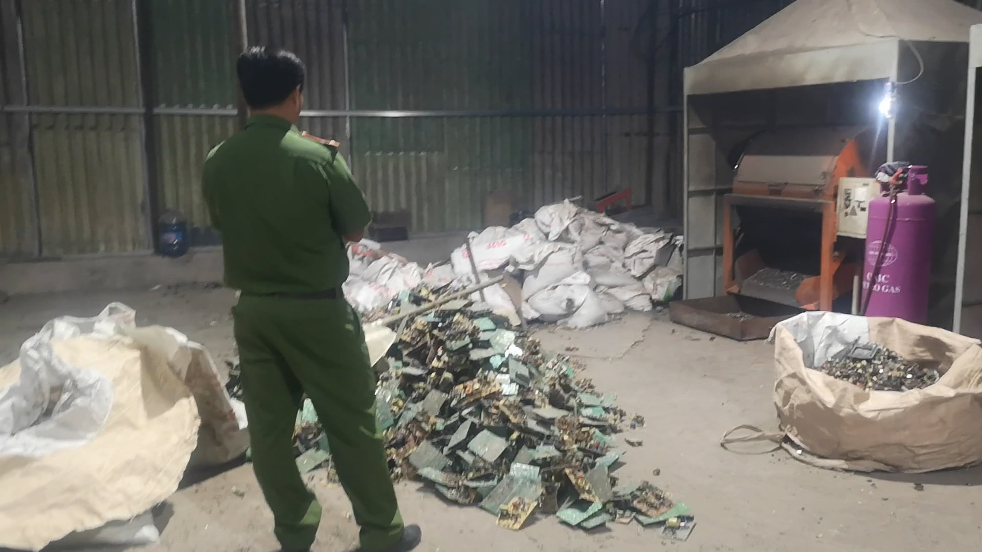 Linh kiện điện tử cũ chất thành đống trong xưởng.