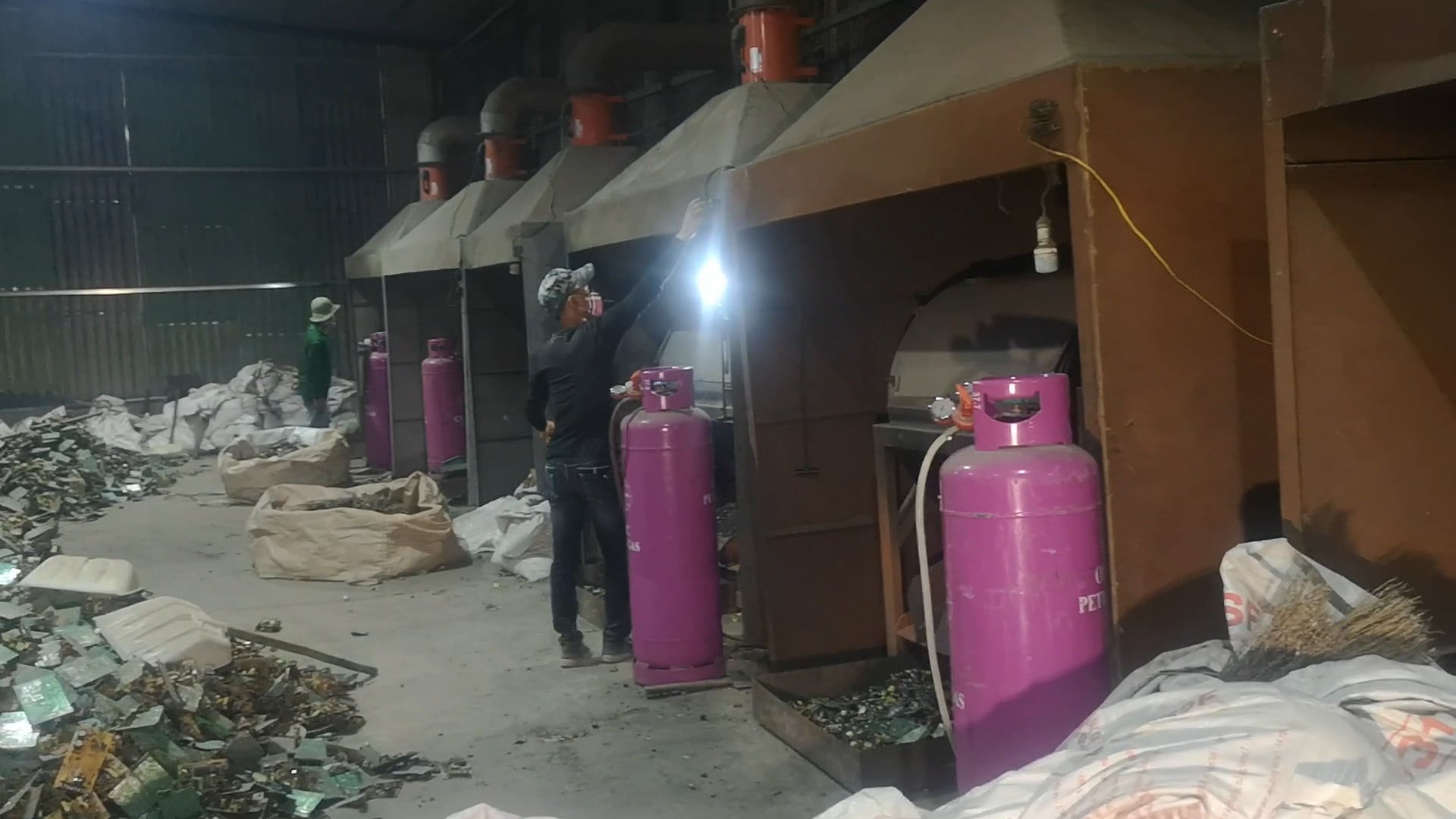Tại thời điểm kiểm tra, 3 lò đốt của xưởng đang hoạt động.