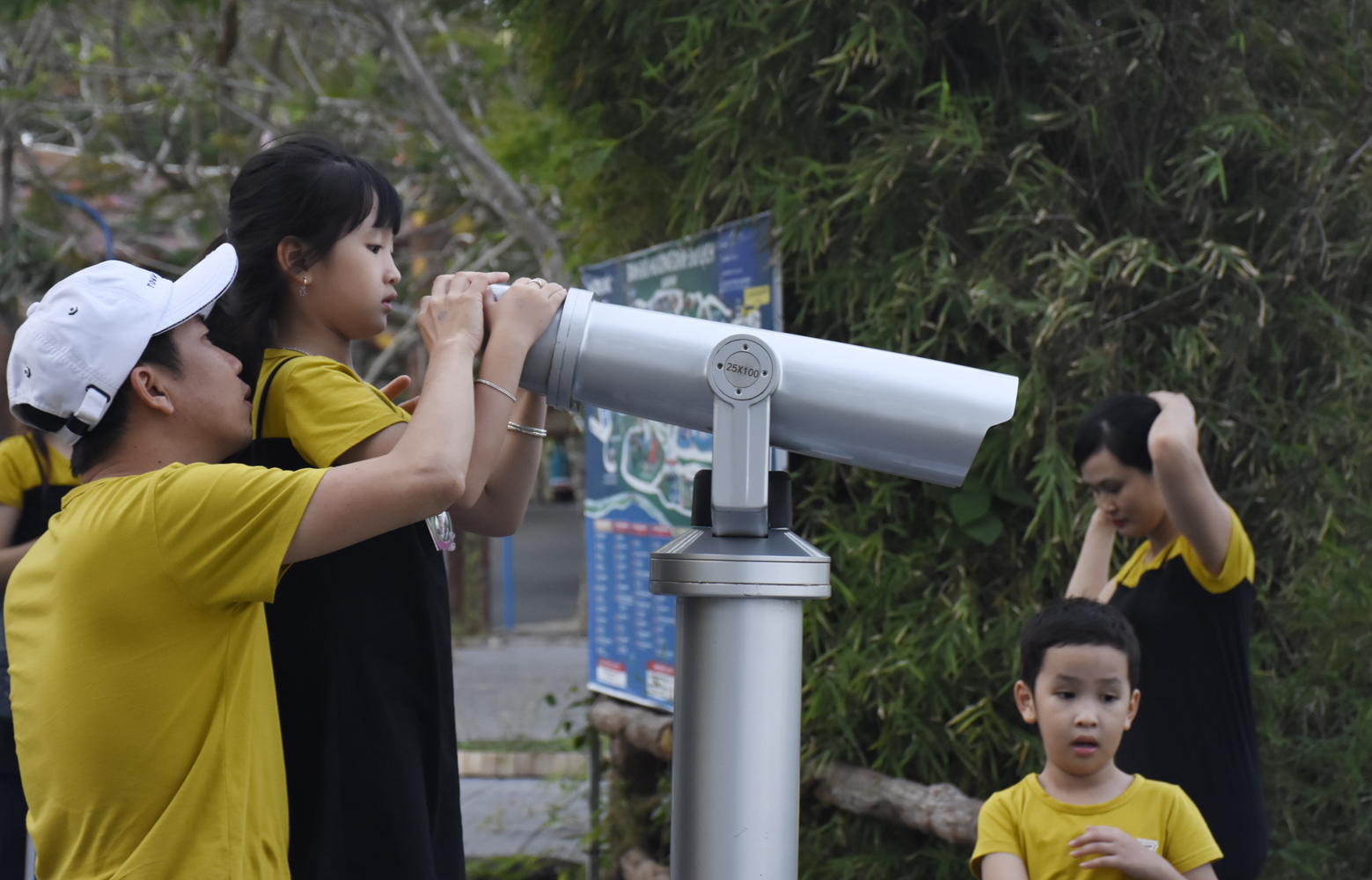 Du khách ngắm toàn cảnh TP.Vũng Tàu từ Hồ Mây Park trên Núi Lớn.