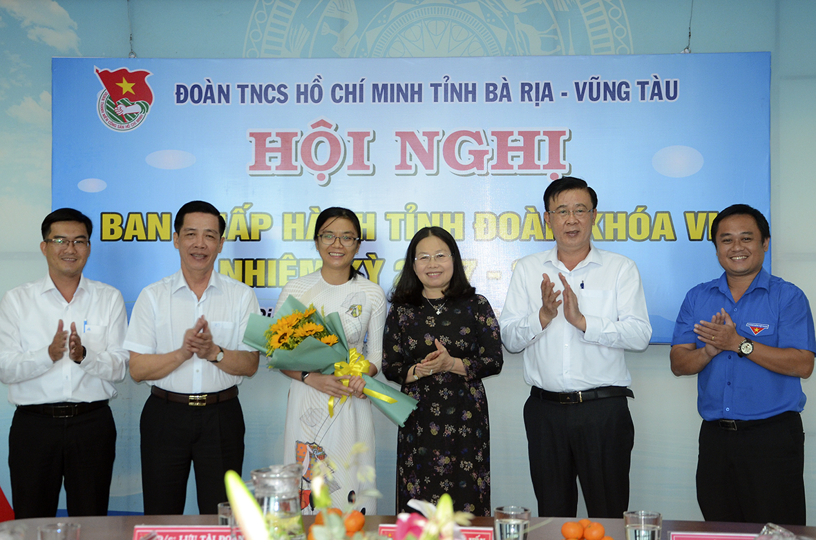 Bà Nguyễn Thị Yến, Phó Bí thư Thường trực Tỉnh ủy, Trưởng Đoàn ĐBQH tỉnh; ông Lưu Tài Đoàn, Ủy viên Ban Thường vụ Tỉnh ủy, Trưởng Ban Tổ chức Tỉnh ủy; ông Huỳnh Văn Danh, Ủy viên Ban Thường vụ Tỉnh ủy, Trưởng Ban Dân vận Tỉnh ủy tặng hoa chúc mừng bà Hồ Thị Ánh Tuyết đã được bầu giữ chức Bí thư Tỉnh Đoàn.