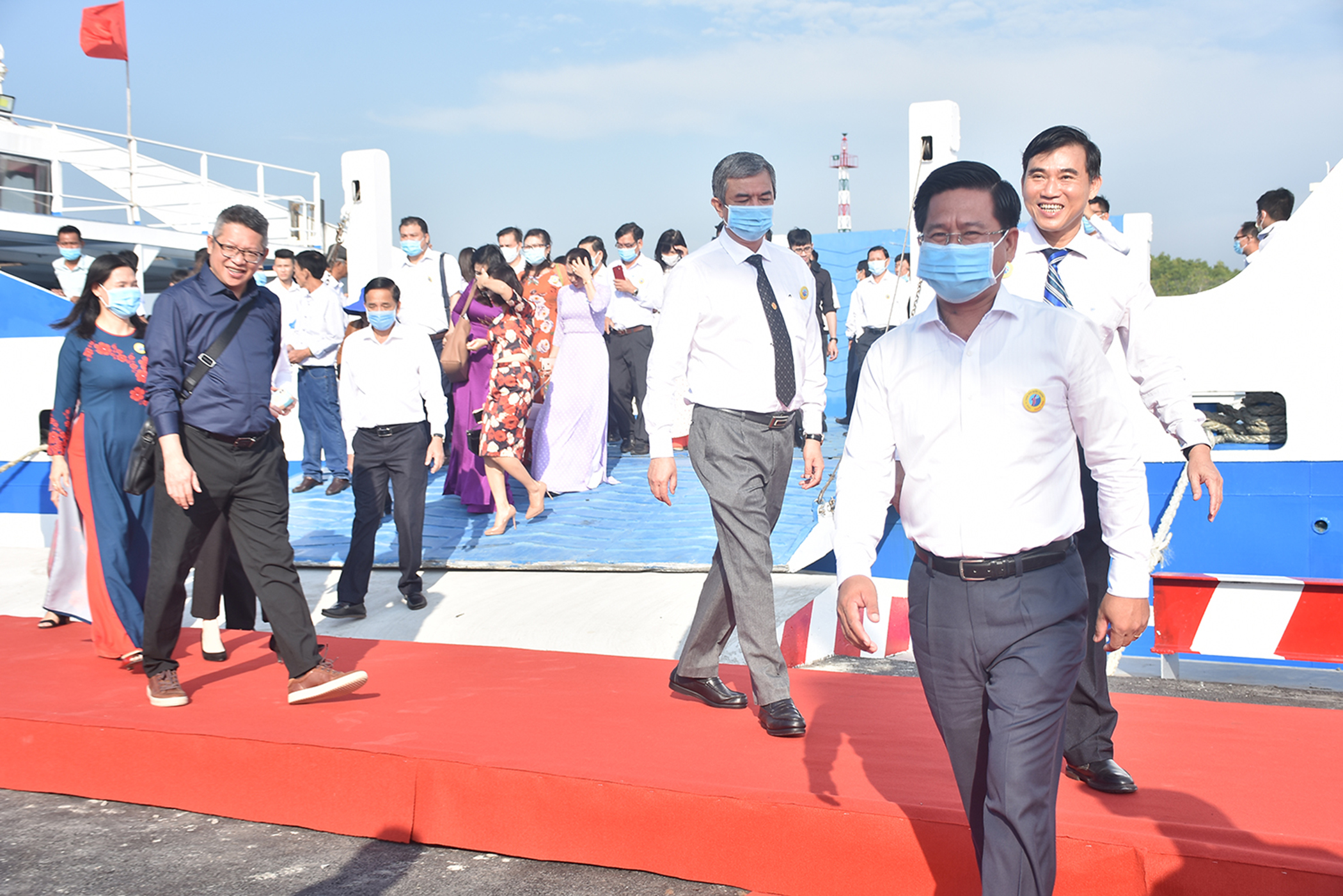 Đại biểu và hành khách trong chuyến phà đầu tiên Cần Giờ-Vũng Tàu vui vẻ bước xuống cầu cảng khi phà cập bến.