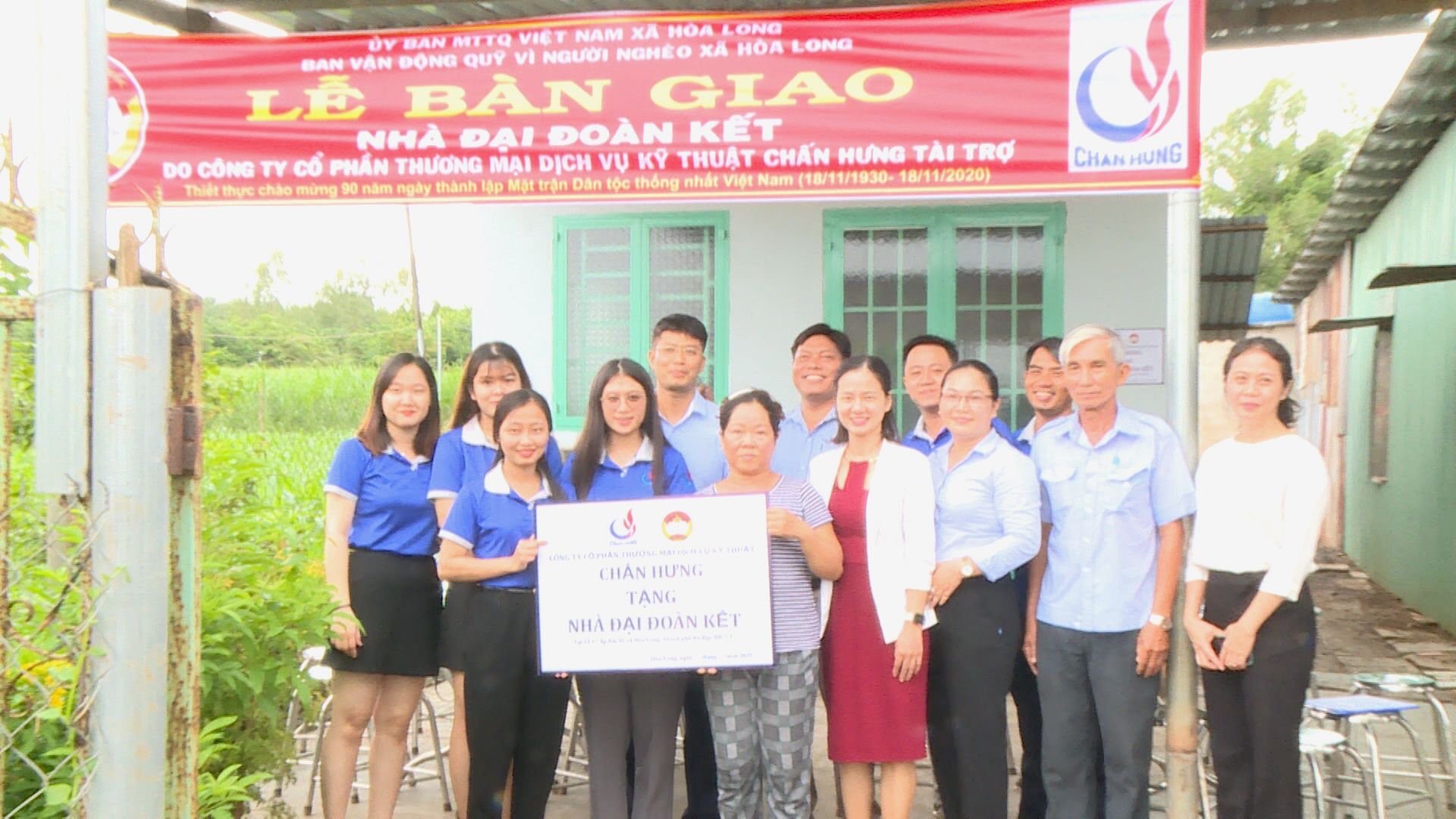 Đại diện MTTQVN xã Hòa Long, TP. Bà Rịa và các nhà hảo tâm trao nhà đại đoàn kết  cho hộ bà Nguyễn Thị Thùy Dung (tổ 17, ấp Bắc 2) vào tháng 10/2020.