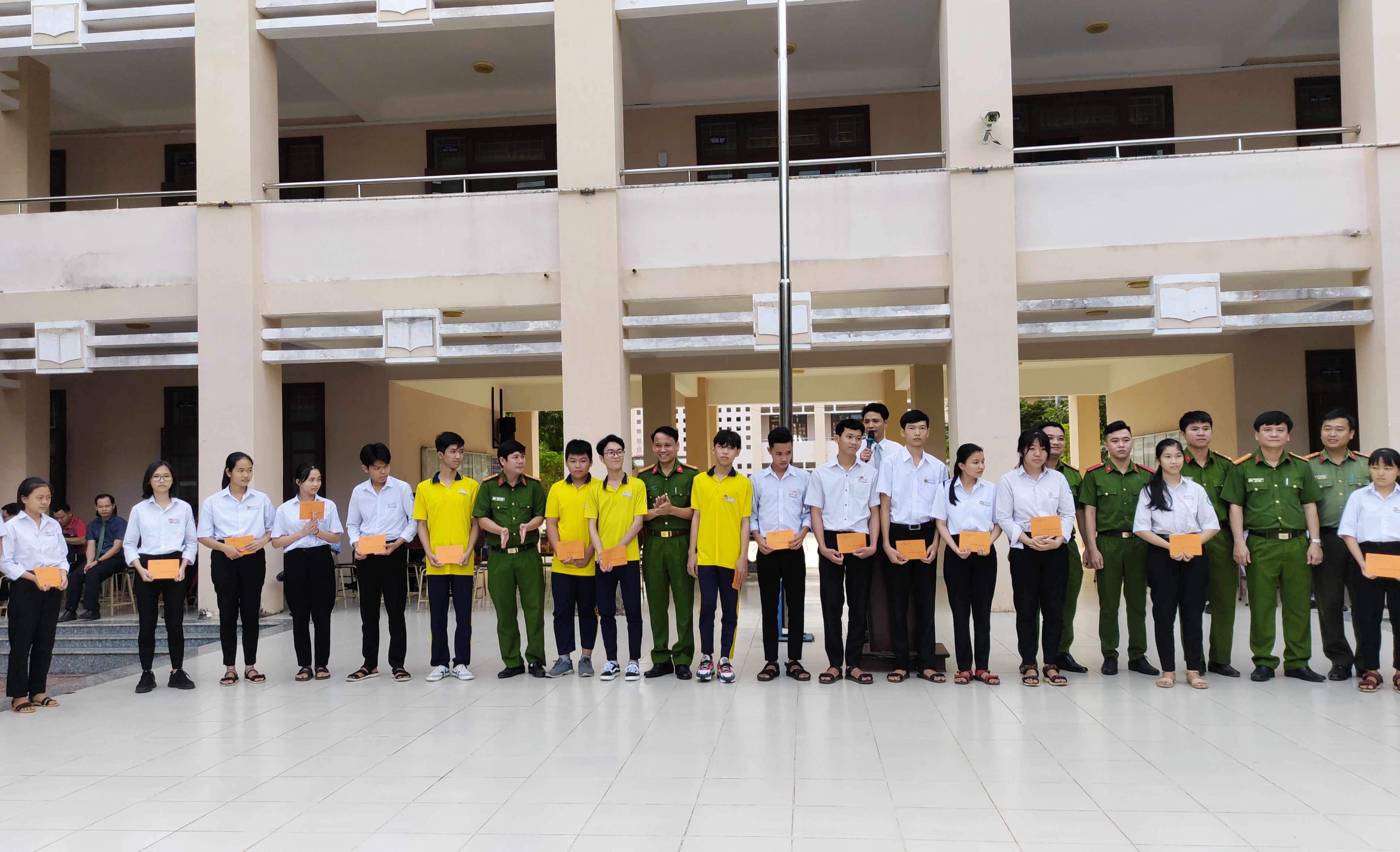 Công an tỉnh trao học bổng cho các em học sinh đã có nhiều cố gắng, vươn lên trong học tập. 