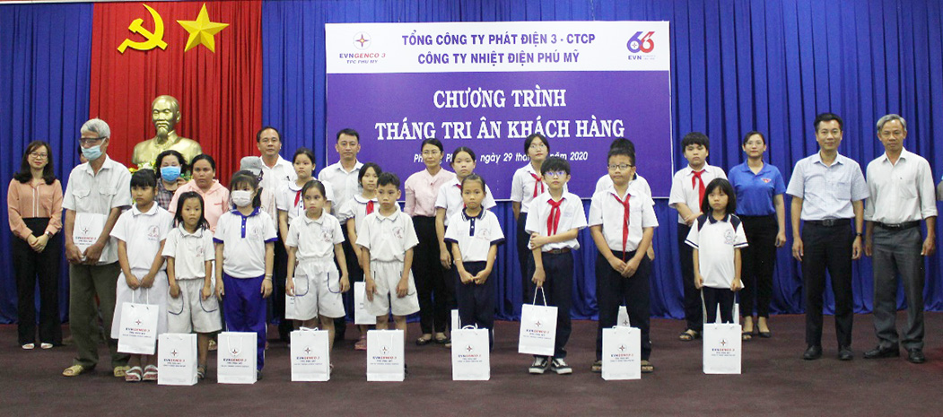 Đại diện Công ty Nhiệt điện Phú Mỹ và chính quyền địa phương trao quà cho các em HS có hoàn cảnh khó khăn.