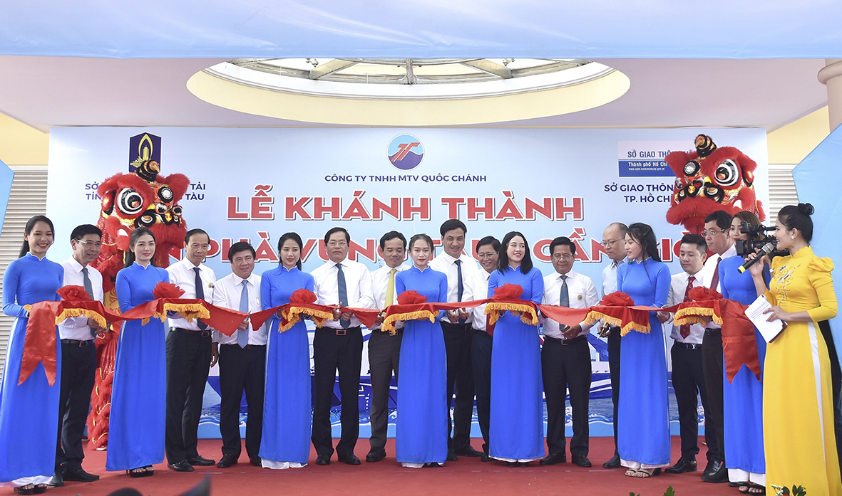 Lãnh đạo tỉnh BR-VT và lãnh đạo TP. Hồ Chí Minh thực hiện nghi thức cắt băng khai trương tuyến phà Vũng Tàu-Cần Giờ tại cầu cảng ở Vũng Tàu.
