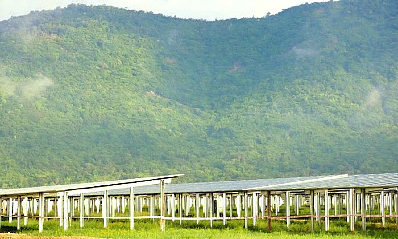 Kỳ “quang” điện mặt trời dưới chân núi Cấm.