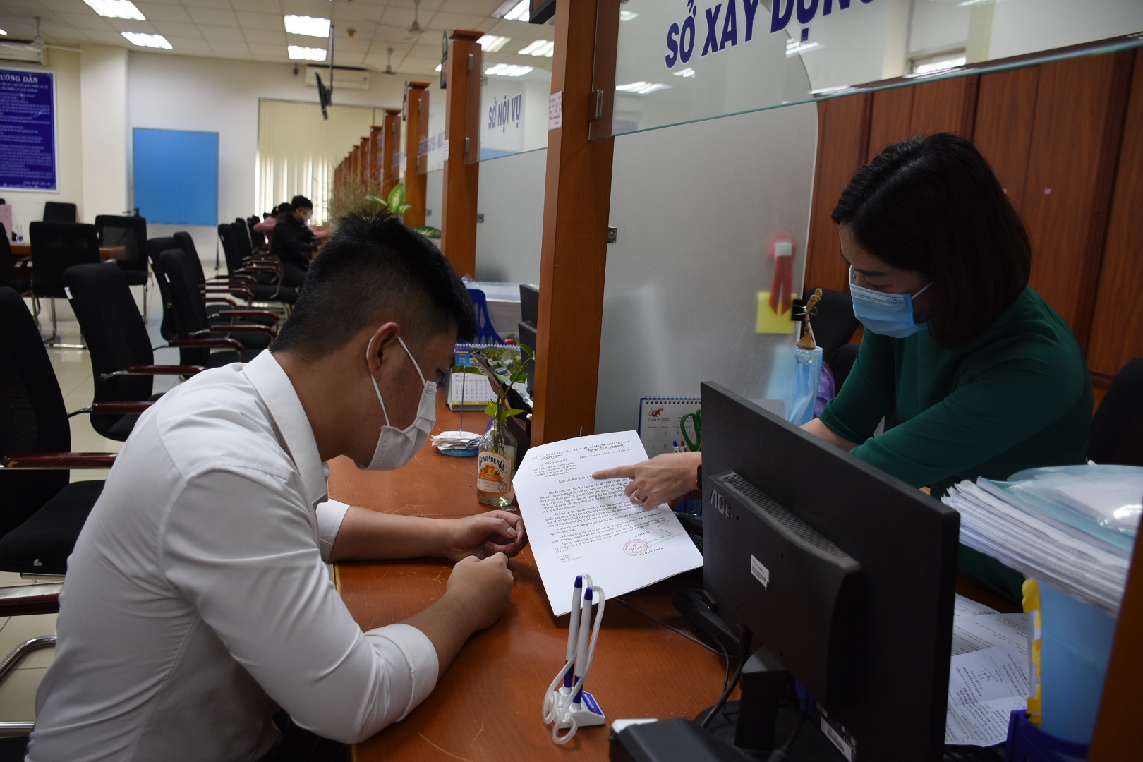 Người dân làm thủ tục đất đai tại Bộ phận tiếp nhận và trả kết quả tập trung cấp tỉnh.