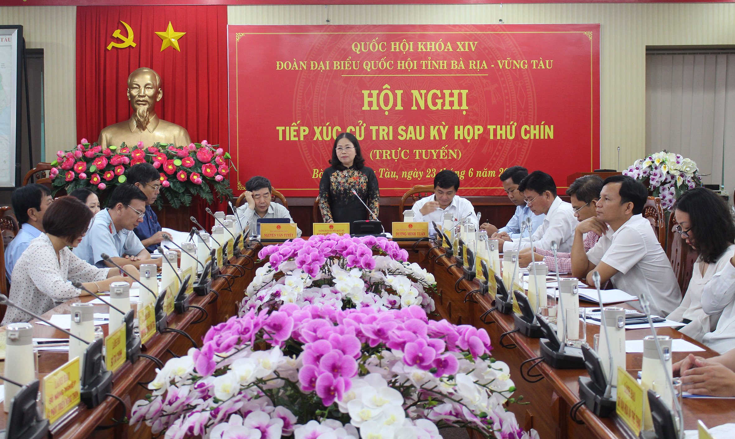 Bà Nguyễn Thị Yến, Phó Bí thư Thường trực Tỉnh ủy, Trưởng Đoàn ĐBQH tỉnh chủ trì một buổi tiếp xúc cử tri trực tuyến tại điểm cầu BR-VT. Ảnh: HOÀNG HƯỜNG