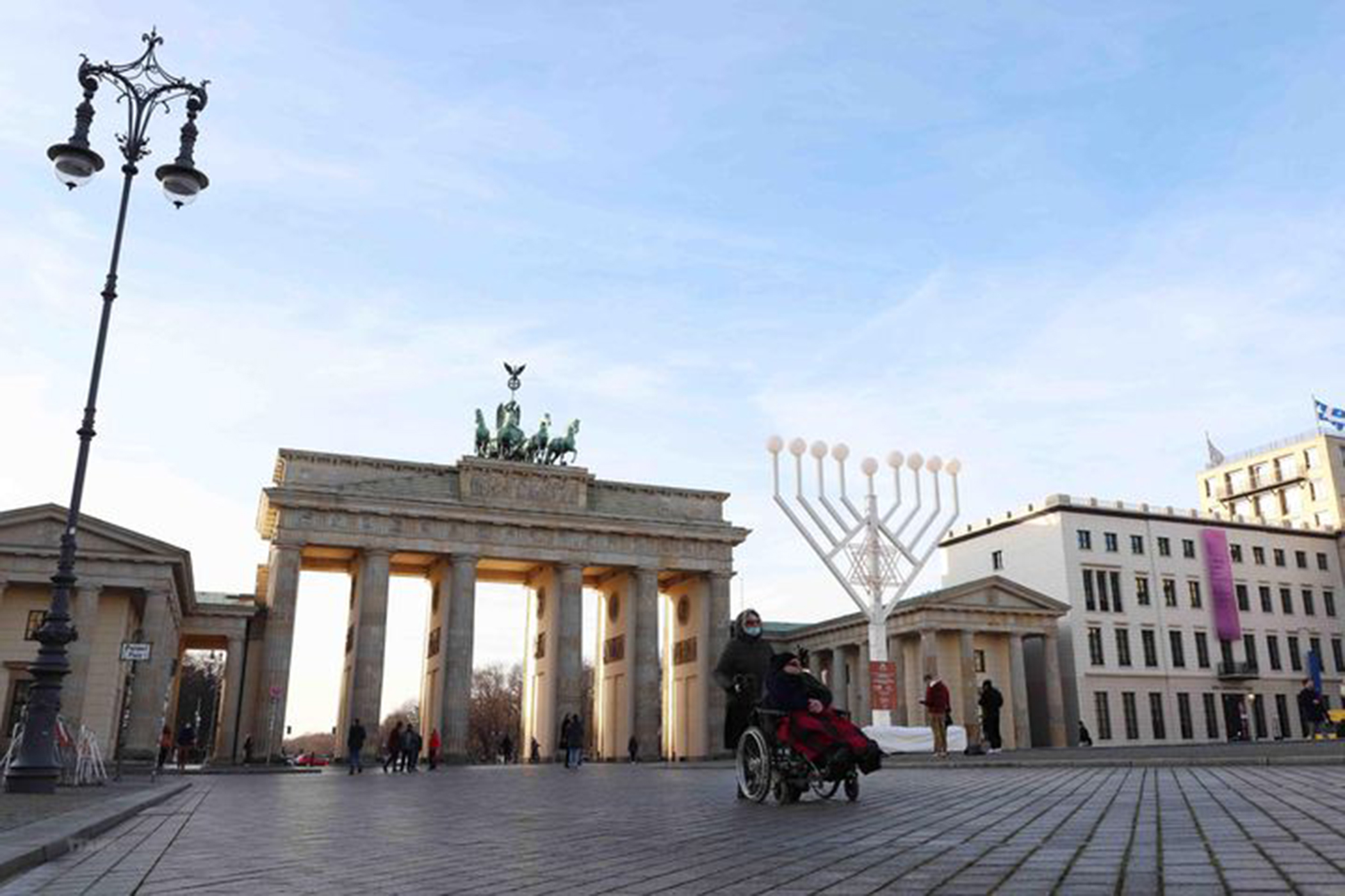 Khu vực Cổng thành Brandenburg ở Berlin vắng người qua lại do COVID-19. 