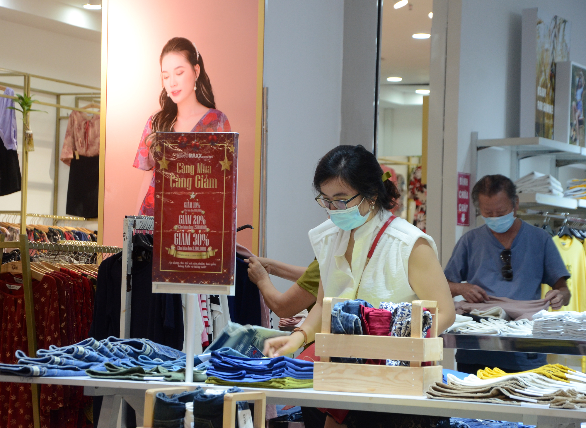 Người tiêu dùng chọn mua quần áo giảm giá của thương hiệu Nino Max (tầng 2, siêu thị Lotte Vũng Tàu).