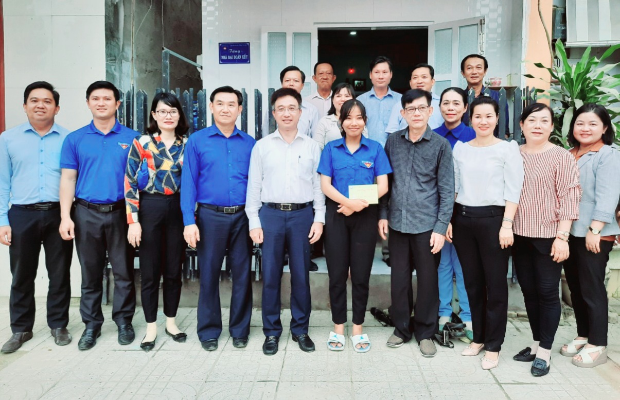 Ông Đặng Minh Thông, Ủy viên Ban Thường vụ Tỉnh ủy, Bí thư Thành ủy Bà Rịa và các đại biểu chụp hình lưu niệm với các hộ được tặng nhà đại đoàn kết trên địa bàn TP.Bà Rịa.