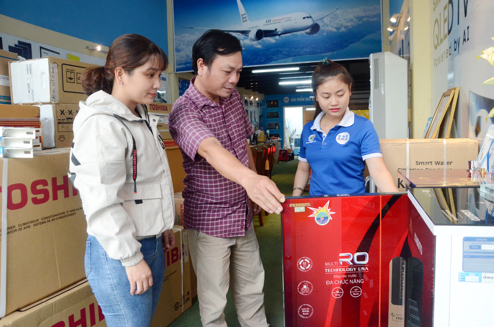 Khách hàng chọn mua máy lọc nước tại cửa hàng điện máy 121 (TP. Bà Rịa). 