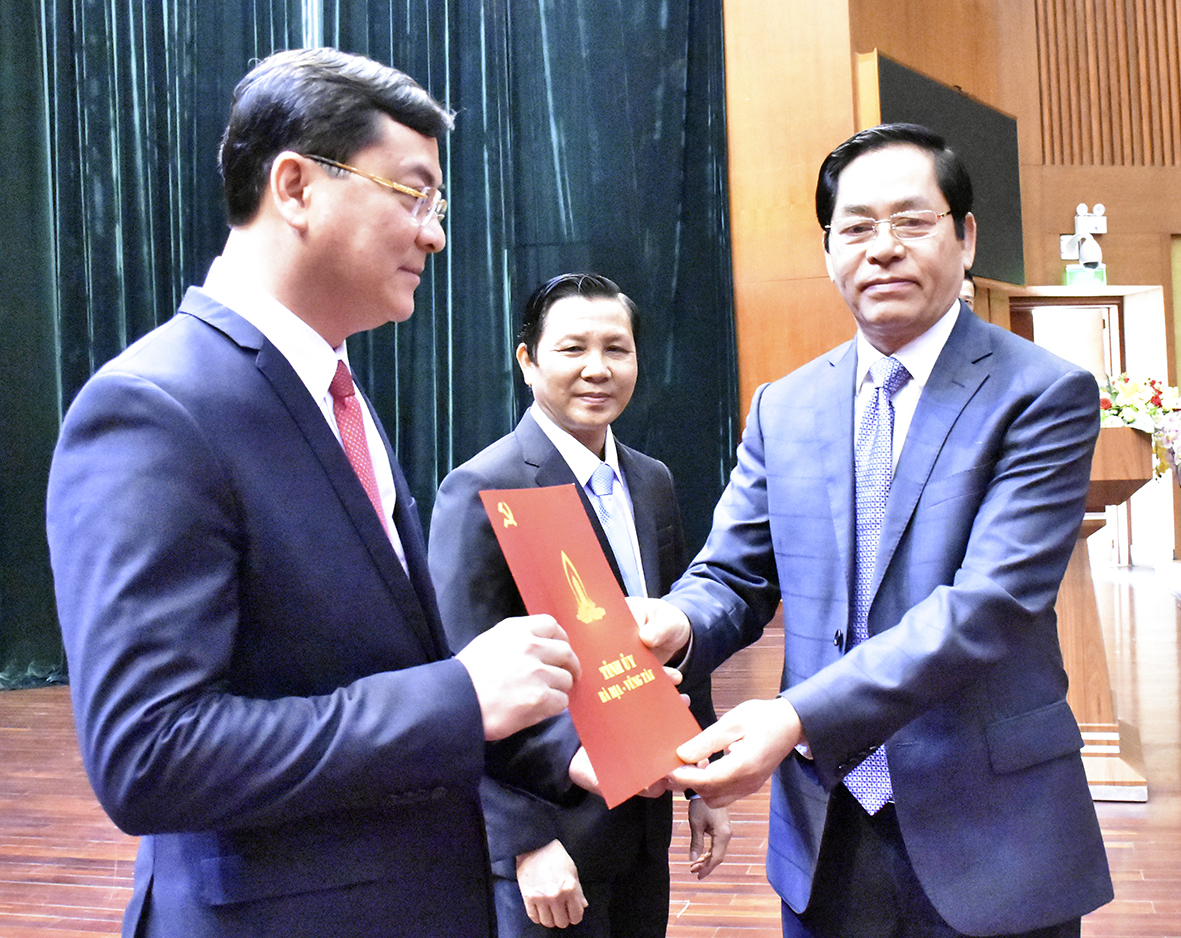 Ông Phạm Viết Thanh, Ủy viên Trung ương Đảng, Bí thư Tỉnh ủy trao Quyết định của Thủ tướng Chính phủ về việc phê chuẩn kết quả bầu bổ sung chức vụ Phó Chủ tịch UBND tỉnh BR-VT nhiệm kỳ 2016-2021 đối với ông Nguyễn Công Vinh.