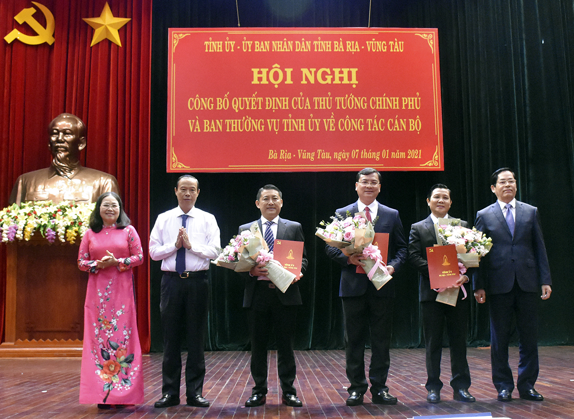 Ông Phạm Viết Thanh (bìa phải), Ủy viên Trung ương Đảng, Bí thư Tỉnh ủy; bà Nguyễn Thị Yến (bìa trái), Phó Bí thư Thường trực Tỉnh ủy, Trưởng Đoàn ĐBQH tỉnh; ông Nguyễn Văn Thọ (thứ hai từ trái qua), Phó Bí thư Tỉnh ủy, Chủ tịch UBND tỉnh tặng hoa chúc mừng các ông: Nguyễn Công Vinh, Mai Minh Quang và Huỳnh Sơn Tuấn.
