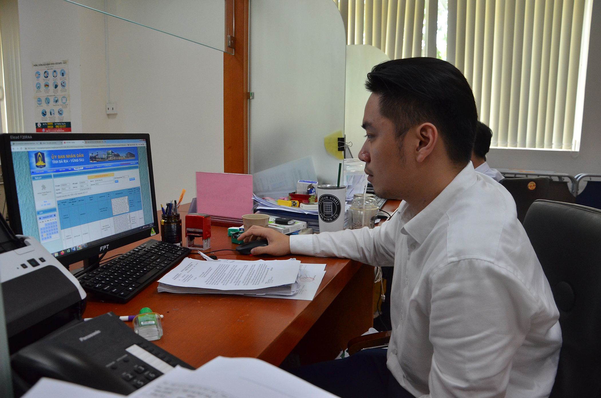 Công chức Trung tâm phục vụ hành chính công của tỉnh theo dõi quá trình giải quyết kiến nghị của người dân, DN qua đường dây nóng của lãnh đạo tỉnh.
