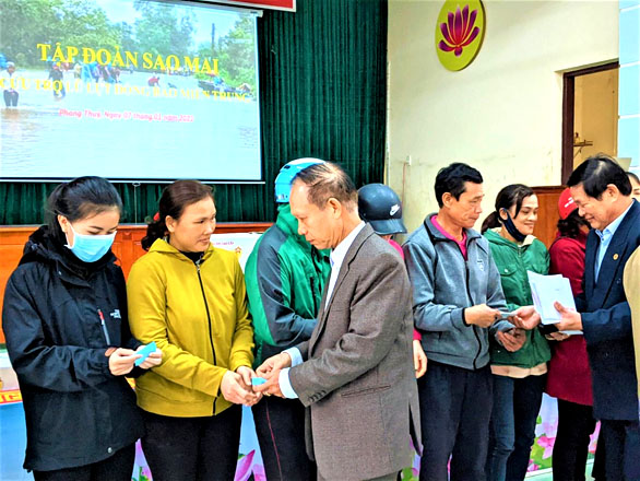 Tập đoàn Sao Mai trao tặng những món quà thân tình cho bà con trong hành trình “Thương về miền Trung”.