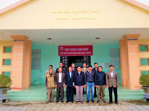 Đoàn tiên phong đại diện Tập đoàn Sao Mai cứu trợ loạt đầu chiến dịch “Thương về miền Trung”.