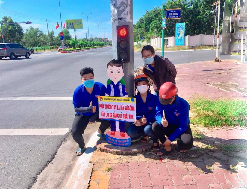 ĐVTN TT.Long Hải, huyện Long Điền lắp đặt công trình “Giao lộ an toàn - văn minh”  tại chân các cột đèn tín hiệu giao thông ở các ngã ba, ngã tư trọng điểm.