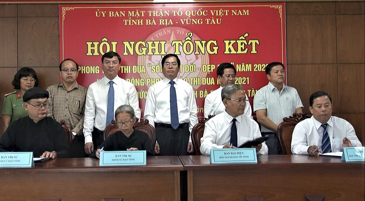 Lãnh đạo tỉnh chứng kiến ký kết giao ước thi đua 