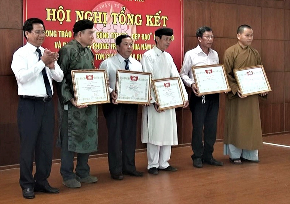 Ông Bùi Chí Thành, Ủy viên Dự khuyết Trung ương Đảng, Ủy viên Ban Thường vụ Tỉnh ủy, Chủ tịch Ủy ban MTTQ Việt Nam tỉnh trao Bằng khen cho các tập thể có thành tích xuất sắc trong phong trào thi đua yêu nước 
