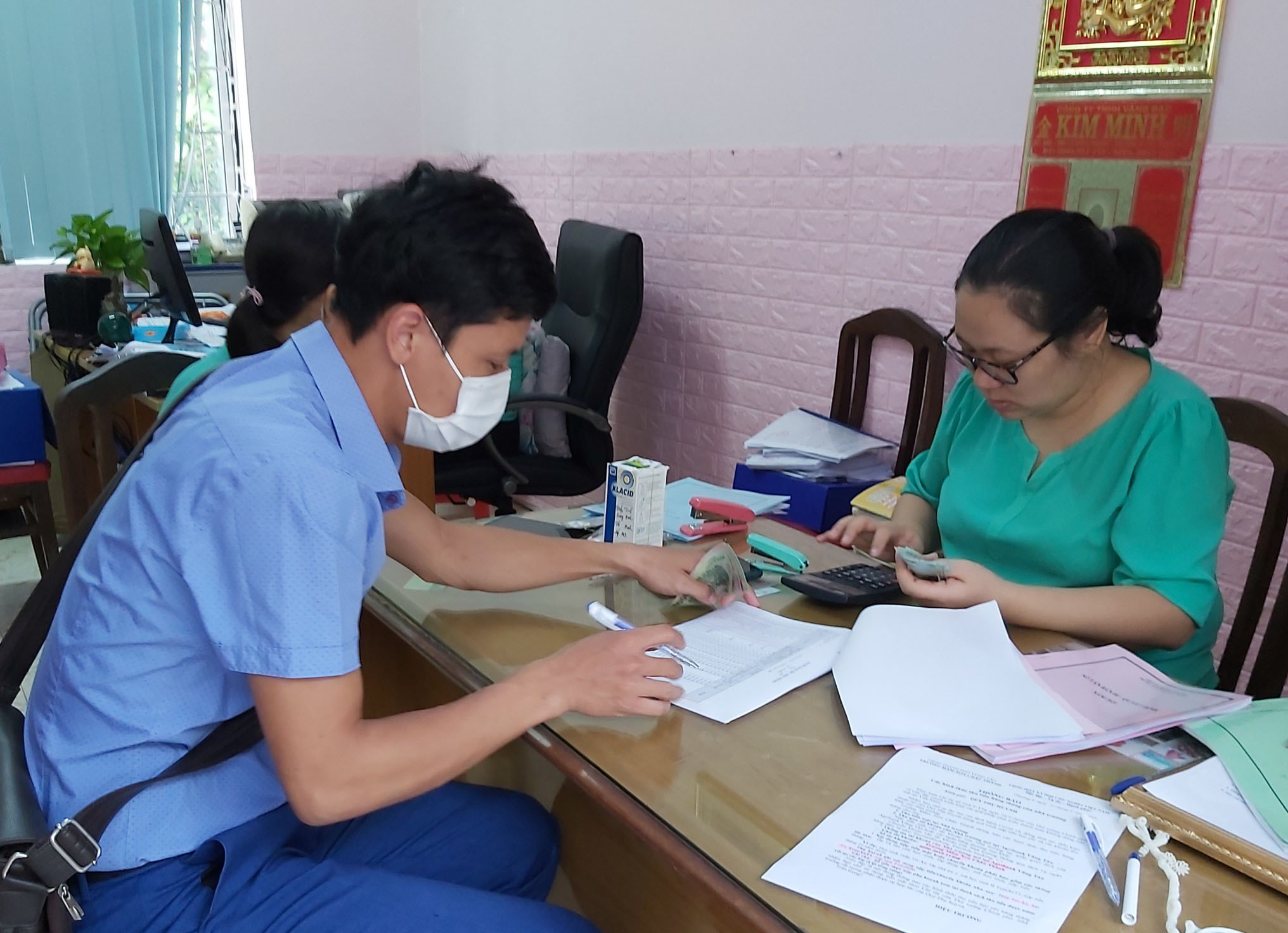 Việc đóng các khoản phí trong trường học “truyền thống” sẽ mất nhiều thời gian và phiền toái cho phụ huynh.