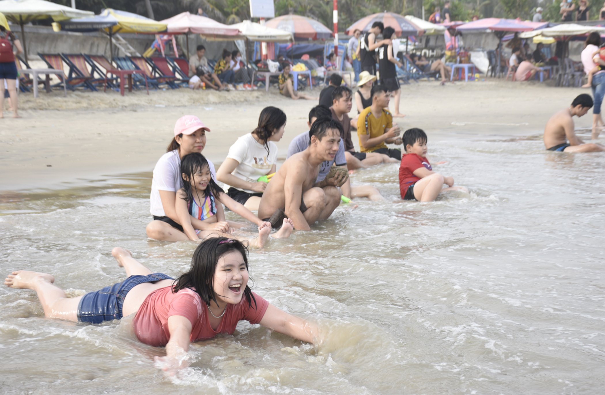 Những điểm đến gần TP.Hồ Chí Minh như: BR-VT, Côn Đảo, Đà Lạt dự báo sẽ đông khách trong dịp Tết Nguyên đán 2021. Trong ảnh: Du khách tắm biển tại Bãi Sau trong dịp Tết Dương lịch 2021.