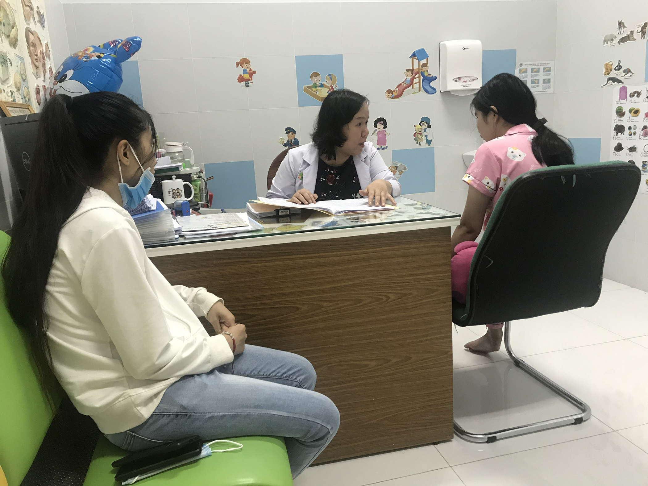 Chuyên viên trao đổi với một trường hợp được gia đình đưa đến tư vấn tâm lý.