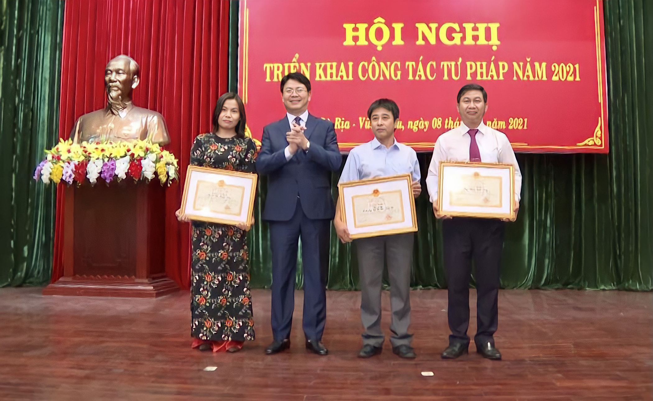 Ông Nguyễn Thanh Tịnh, Thứ trưởng Bộ Tư pháp trao Bằng khen của Bộ Tư pháp cho 3 cá nhân đạt thành tích xuất trong công tác năm 2020.