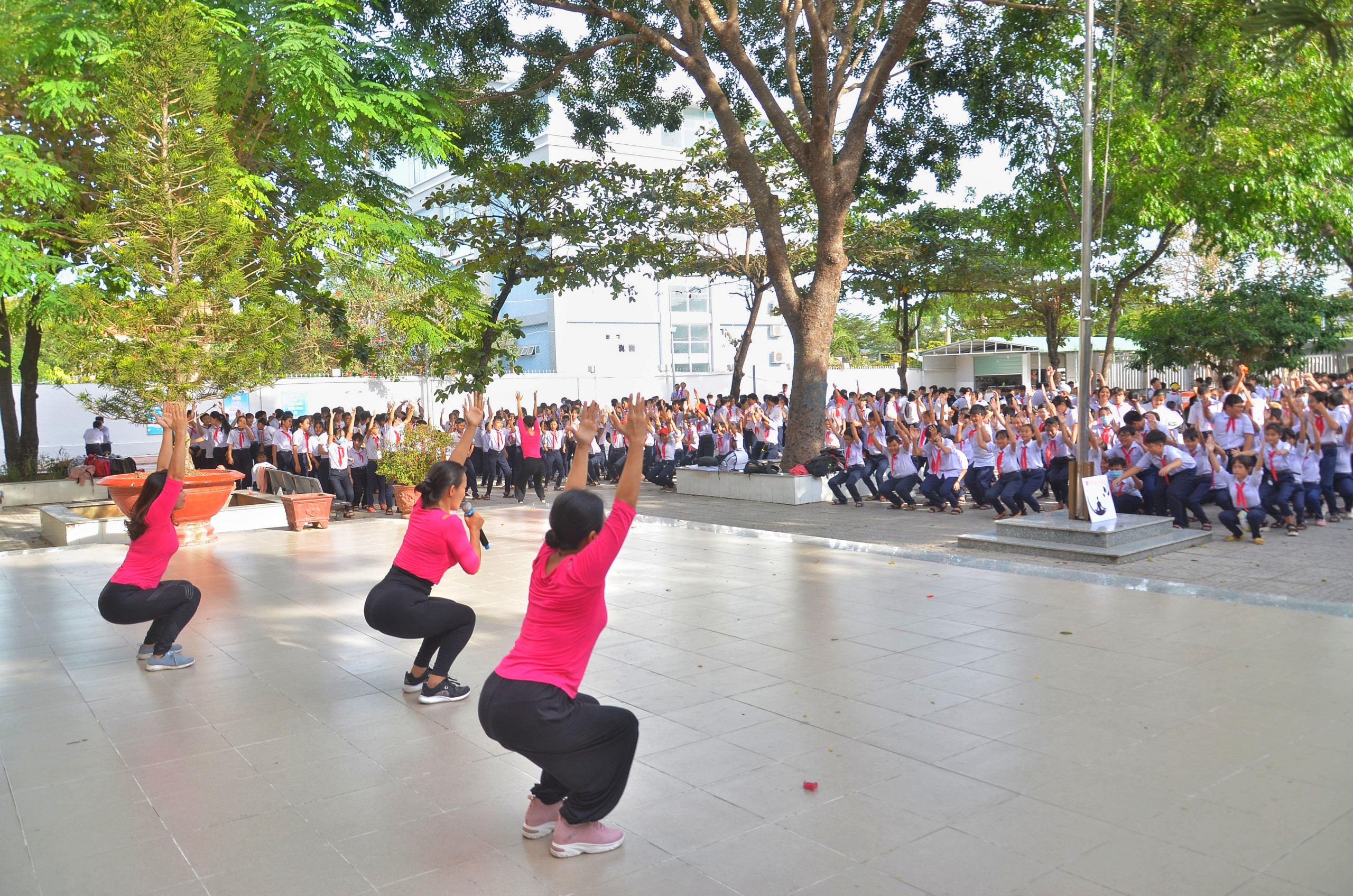 Các HLV của Câu lạc bộ Mermaid Yoga Vũng Tàu hướng dẫn HS Trường THCS Phước Bửu (TT. Phước Bửu, huyện Xuyên Mộc) tập luyện các động tác Yoga tại chương trình.