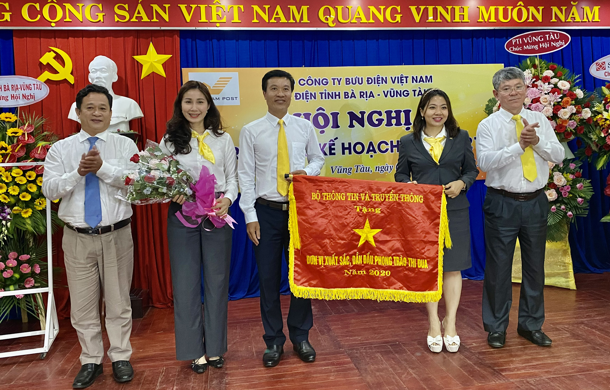 Thừa ủy quyền của Bộ TT-TT, lãnh đạo Sở TT-TT tỉnh trao Cờ “Đơn vị xuất sắc dẫn đầu phong trào thi đua năm 2020” cho Bưu điện tỉnh. 