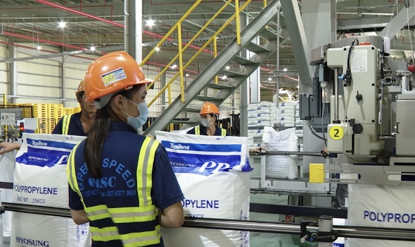 Thời gian tới BR-VT tập trung thúc đẩy tiến độ các dự án có sức lan toả đối với sự phát triển của ngành công nghiệp trên địa bàn tỉnh. Trong ảnh: Công nhân trong giờ sản xuất tại Nhà máy Hyosung, một trong dự án có sức lan tỏa tại BR-VT.