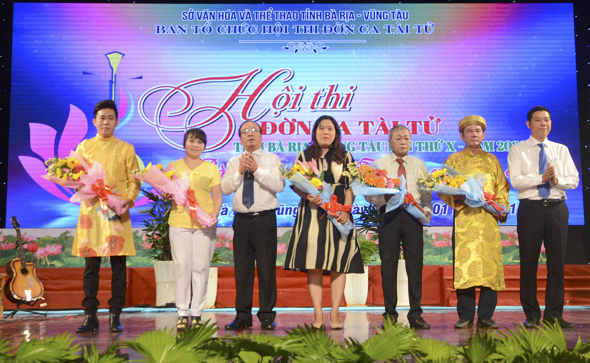 Ban tổ chức tặng hoa cho đại diện các đội tham gia Hội thi. 