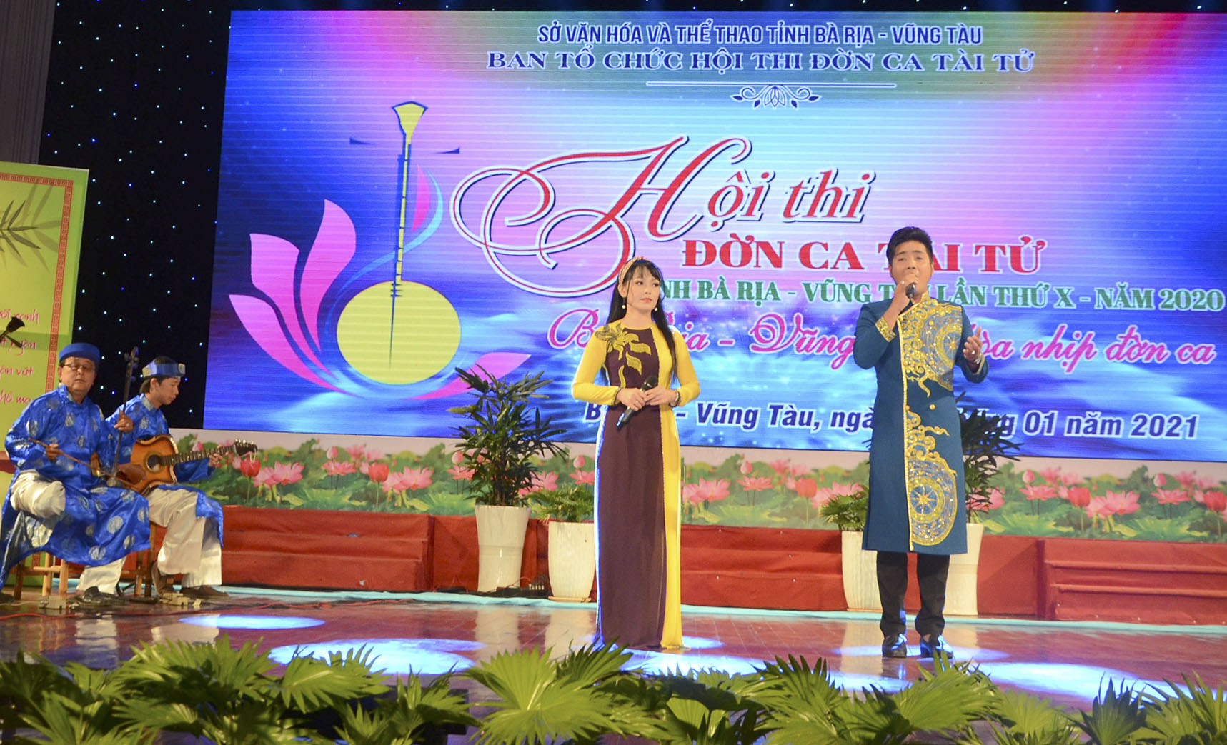 Đội ĐCTT TX. Phú Mỹ trình bày tiết mục song ca “Về lại quê hương”.