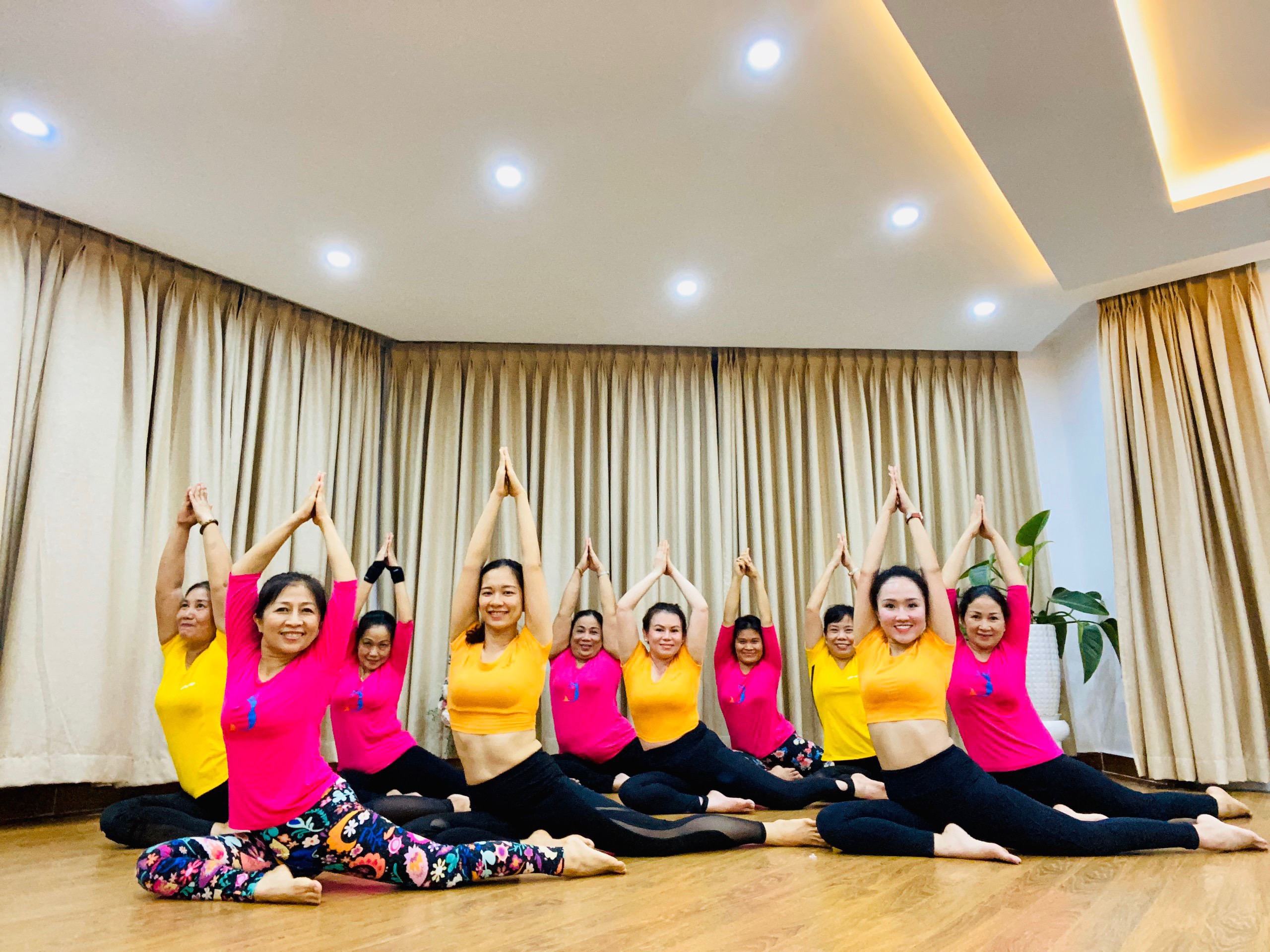 Yoga mang đến nhiều lợi ích về sức khỏe và tinh thần cho người tập. Trong ảnh: Một buổi tập của các học viên tại Trung tâm Mermaid yoga (3/15 Ngô Văn Huyền, P2, TP. Vũng Tàu)