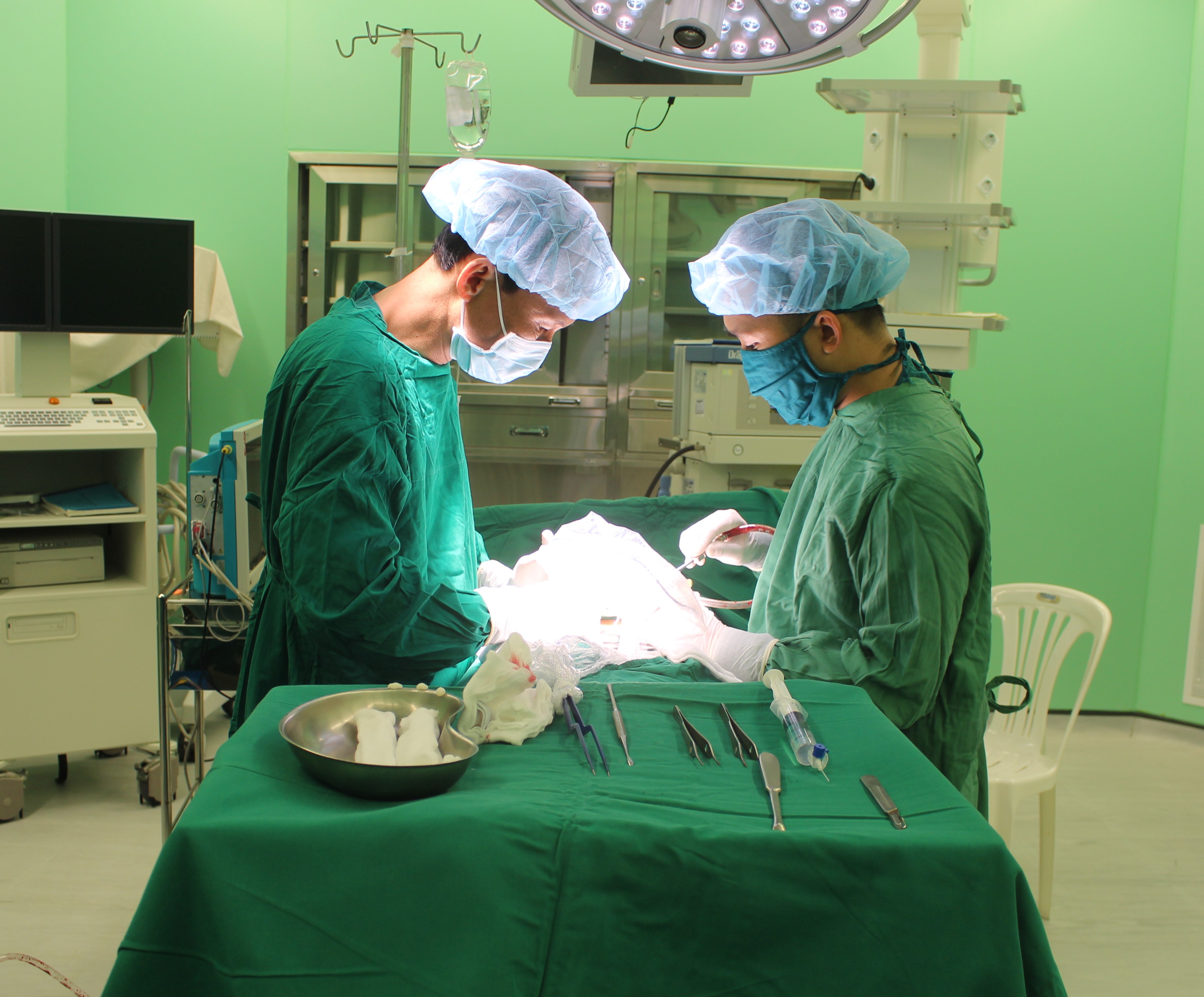 Việc thông tuyến tỉnh BHYT khiến các bệnh viện có chất lượng tốt sẽ quá tải bệnh nhân. Trong ảnh: Bác sĩ Bệnh viện Bà Rịa thực hiện ca phẫu thuật thoát vị đĩa đệm cho bệnh nhân.