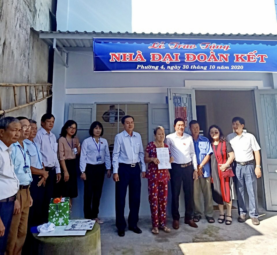 Lãnh đạo UBMTTQVN TP.Vũng Tàu cùng chính quyền phường 4 trao nhà đại đoàn kết cho gia đình bà Nguyễn Thị Hà (215/11/5, Bacu, TP. Vũng Tàu).