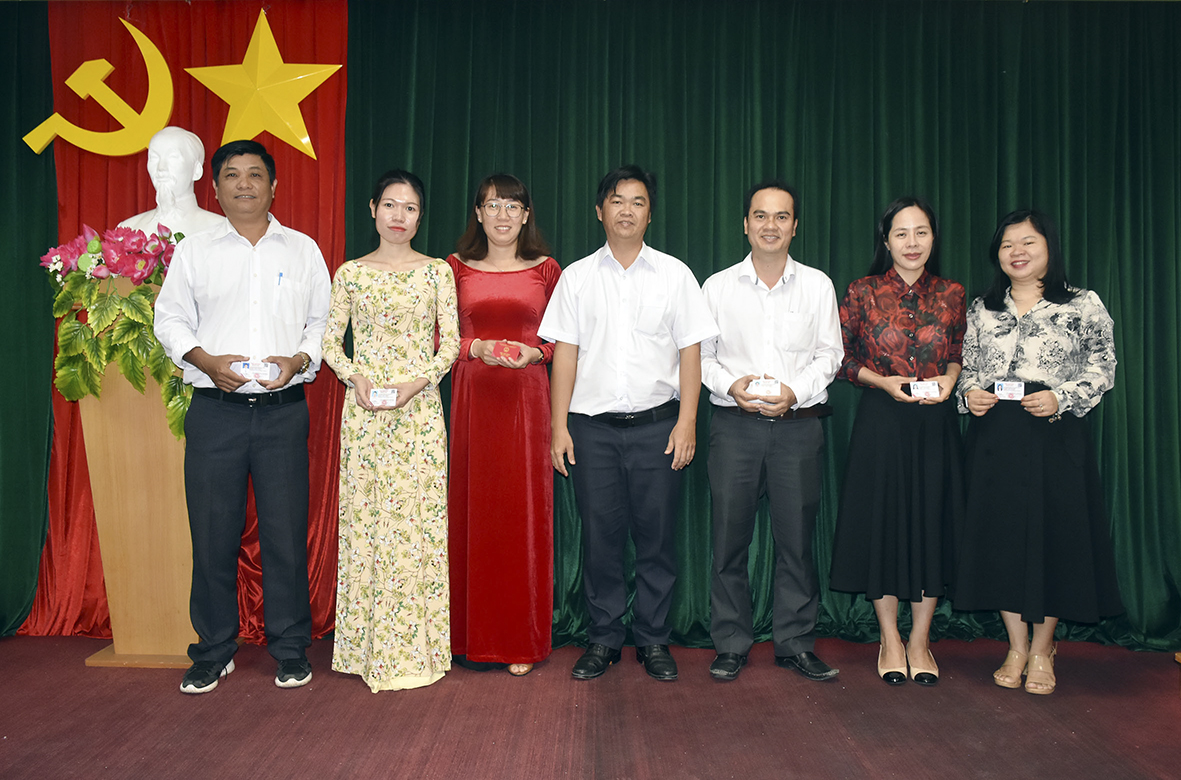Ông Lê Văn Minh, Phó Ban Tuyên giáo Tỉnh ủy trao thẻ Nhà báo cho cán bộ, phóng viên Báo BR-VT.