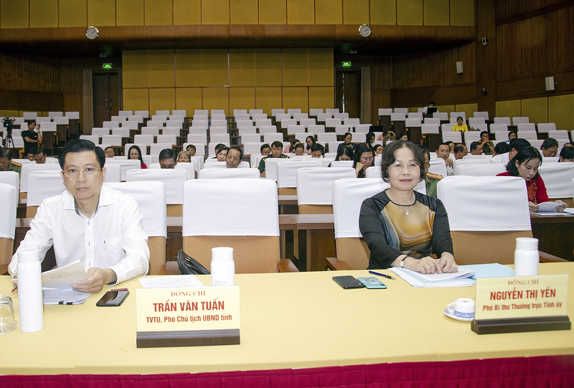 Bà Nguyễn Thị Yến, Phó Bí thư Thường trực Tỉnh ủy, Trưởng Đoàn ĐBQH tỉnh; ông Trần Văn Tuấn, Ủy viên Ban Thường vụ Tỉnh ủy, Phó Chủ tịch UBND tỉnh tham dự Hội nghị.