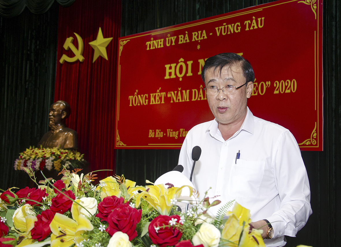 Ông Huỳnh Văn Danh, Ủy viên Ban Thường vụ Tỉnh ủy, Trưởng Ban Dân vận Tỉnh ủy trình bày báo cáo kết quả thực hiện “Năm Dân vận khéo” 2020 tại Hội nghị.